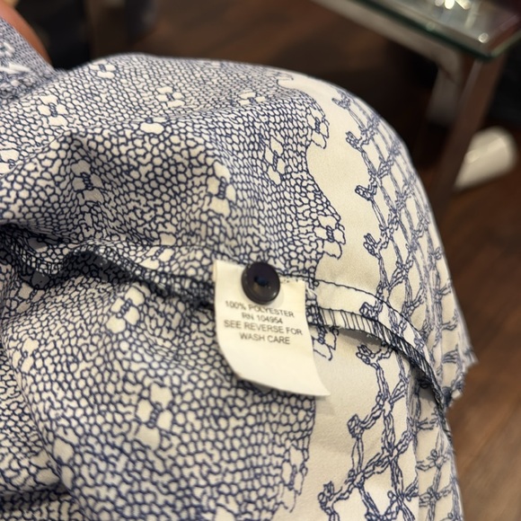 Antilia Femme Top Pre loved printed V-Neck Top with side slips. - Picture 7 of 7